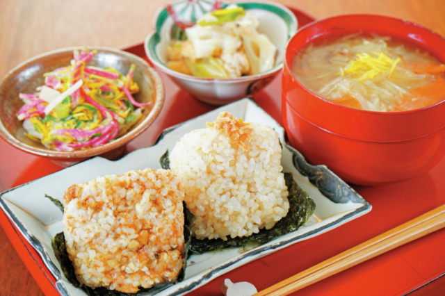 香り高くヘルシーな玄米をおにぎりで「むすびや百」<新潟タウン>