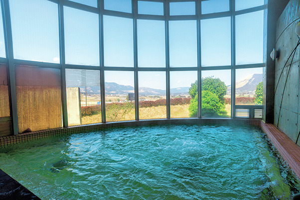 【阿蘇サイクリング×立ち寄りスポット】大浴場から阿蘇山を眺める「四季の森温泉」