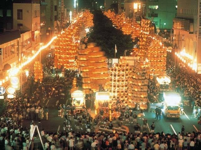 秋田竿灯まつり 1万個の提灯が夜空を彩る祭り まっぷるトラベルガイド