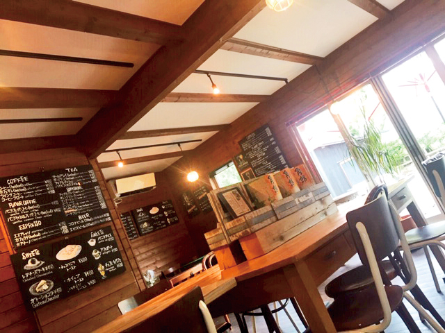 こだわりのインテリアに包まれてなごみの時間を「櫻丸珈琲」