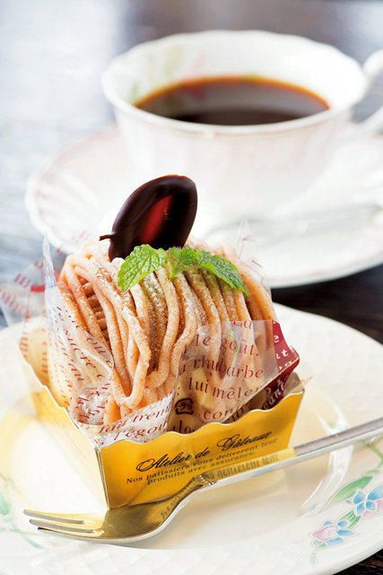 桜並木が一望できる喫茶店「洋菓子&オムライス プチ・フレーズ」