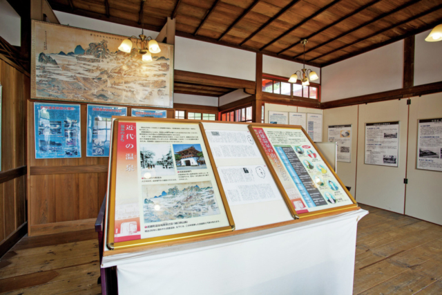 朱塗りの楼門が出迎える「武雄温泉大衆浴場」