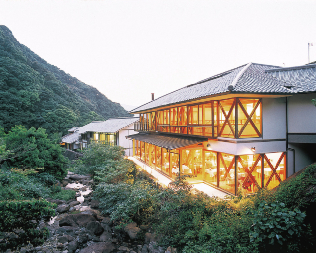 渓流沿いの露天風呂は爽快!「しいばの湯」