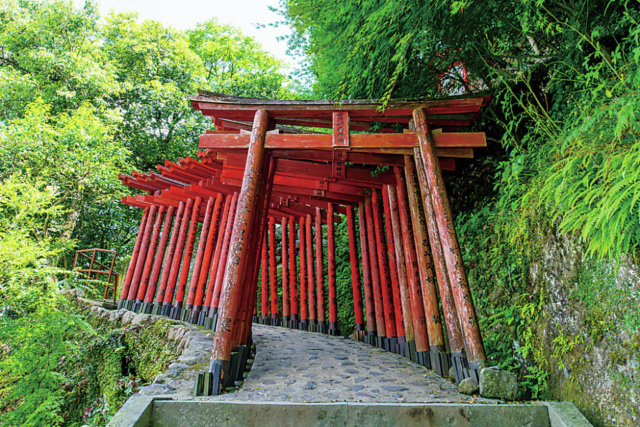 佐賀 日本三大稲荷 祐徳稲荷神社はパワースポット 恋愛成就にご利益あり まっぷるトラベルガイド