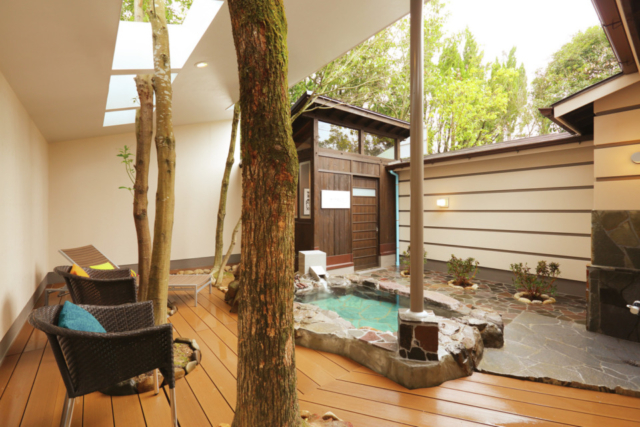 緑に囲まれた貸切露天風呂でくつろぐ「萬象閣 敷島」