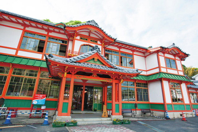 朱塗りの楼門が出迎える「武雄温泉大衆浴場」