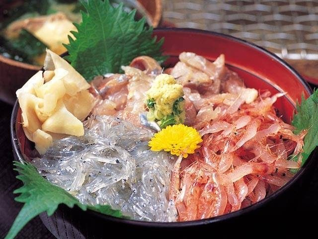 沼津へ来たなら漁港めしを食べるべし 沼津港に揚がったアジと旬の地魚を味わう まっぷるトラベルガイド