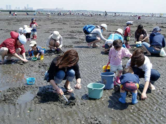 22最新版 全国潮干狩りスポット 達人に聞く 潮干狩りの時期や持ち物 服装 採り方のコツも まっぷるトラベルガイド