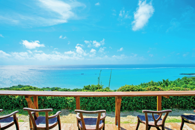沖縄カフェ 海が見える絶景カフェ オーシャンビューを満喫できるカフェはここ まっぷるトラベルガイド