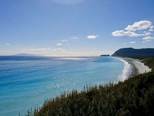 ターコイズの海が眩しい 東京の離島 新島 へ1泊2日の夏旅 まっぷるトラベルガイド