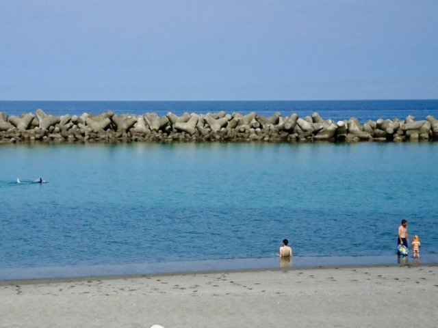 ターコイズの海が眩しい 東京の離島 新島 へ1泊2日の夏旅 まっぷるトラベルガイド