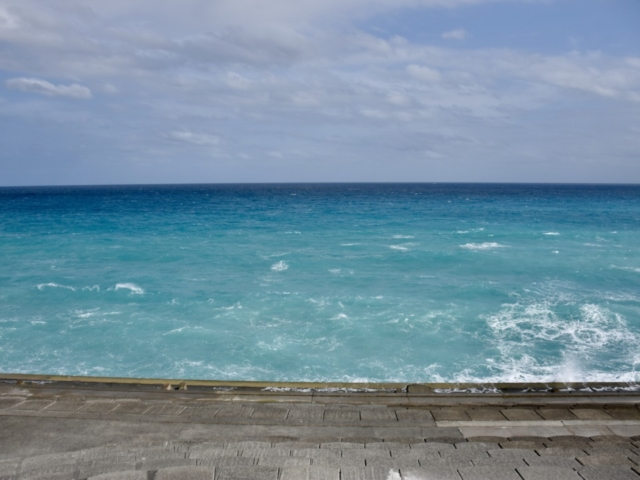 ターコイズの海が眩しい 東京の離島 新島 へ1泊2日の夏旅 まっぷるトラベルガイド