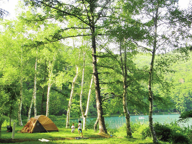 関東周辺 夏もひんやり 水遊びもできる川の近く 湖近くのキャンプ場 まっぷるトラベルガイド