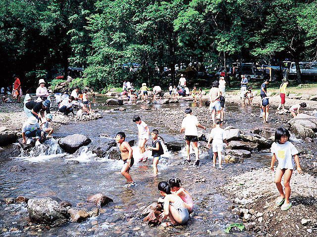 関東周辺 夏もひんやり 水遊びもできる川の近く 湖近くのキャンプ場 まっぷるトラベルガイド