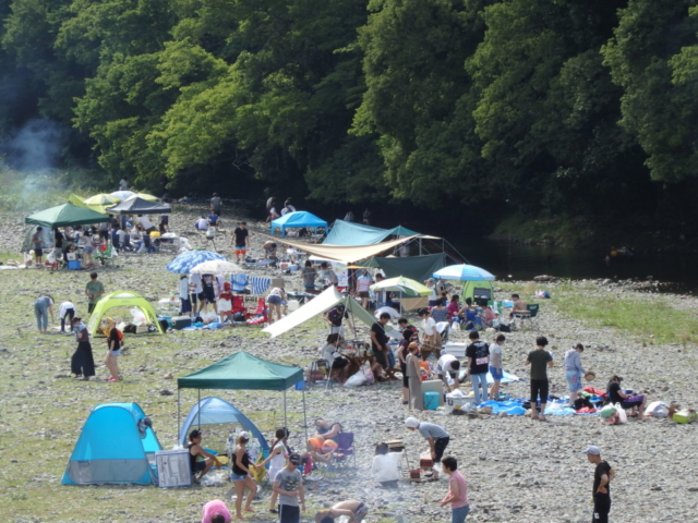 埼玉 自然の中で川遊び バーベキュー 嵐山渓谷バーベキュー場で夏を楽しもう 観光旅行メディア まっぷるトラベルガイド