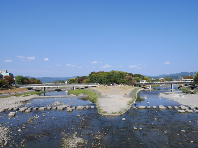 京都 鴨川観光へgo 橋の名前に京都の歴史あり 鳥たちにも出会える癒やし度満点の一日を まっぷるトラベルガイド