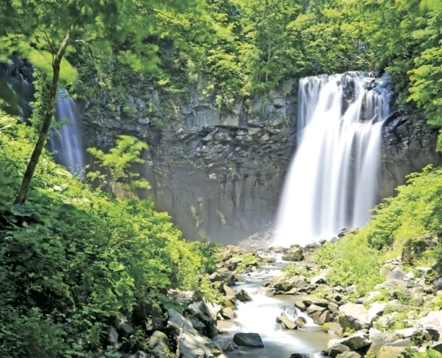 【北海道】緑と調和する水の絶景！「アシリベツの滝」がある札幌・滝野周辺へ