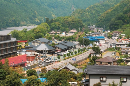【静岡×話題の道の駅】SLが望める温泉を併設。古代の塩を使ったグルメも「道の駅 川根温泉」