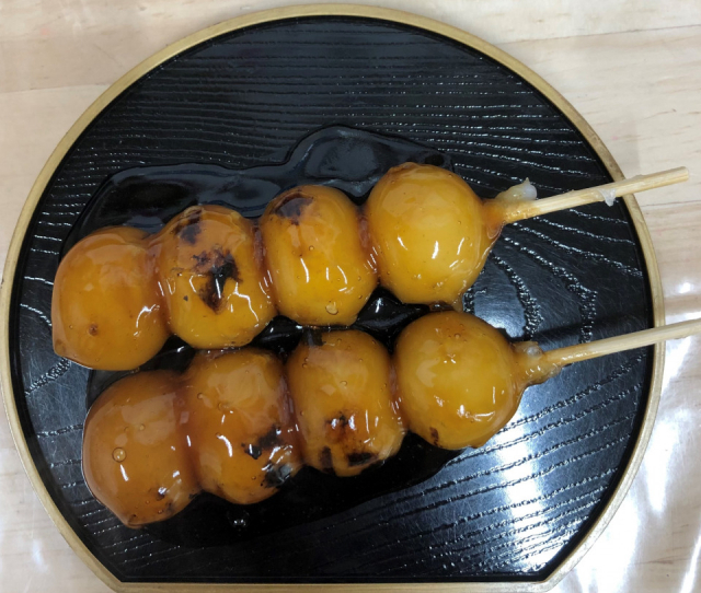 これが大阪の みたらし団子 厳選8店 甘辛く香ばしいにおいに誘われる 和スイーツの定番 まっぷるトラベルガイド