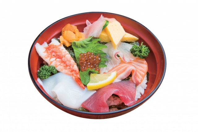 ずらりと並ぶ日本海の魚介をその場で味わう「道の駅 舞鶴港とれとれセンター」