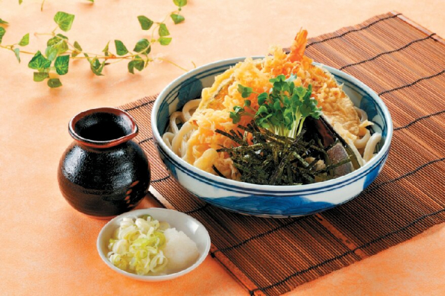 ゴロっとした具の肉汁。白い麺はみずみずしい食感「藤店うどん 大宮店」(大宮)