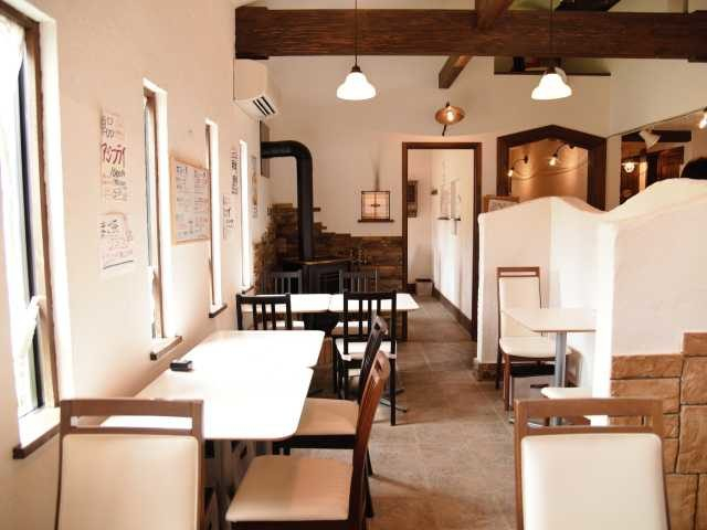 おしゃれな空間で味わう地魚料理「魚屋食堂 勝浦」