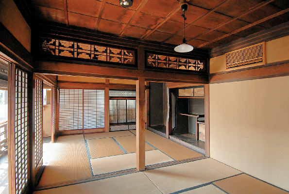 どっしりした屋根の見世蔵「土浦まちかど蔵・大徳」