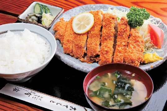 【大多喜×グルメ】巨大なわらじとんかつが人気「とんかつ亭有家」