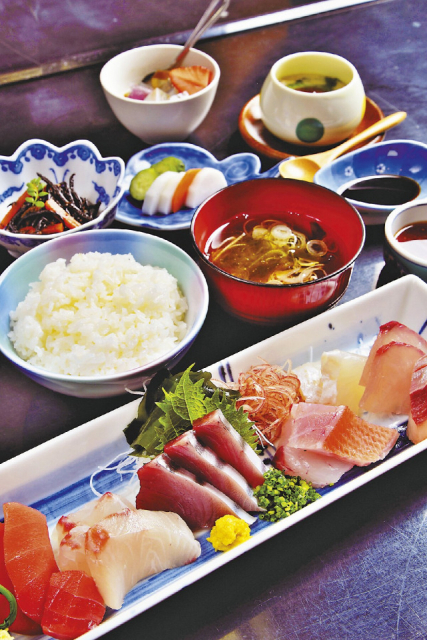 遠方から訪れる人も多い地魚料理の名店「割烹 中むら」