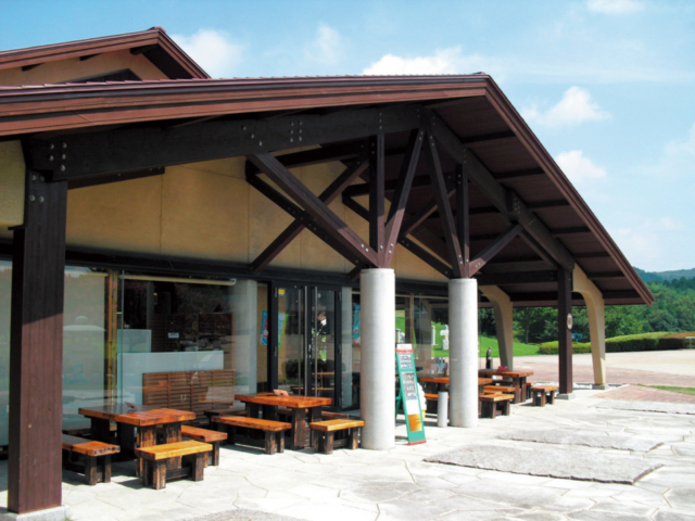 【茨城・笠間×カフェ】笠間工芸の丘内のセンタープラザ中央にあるカフェ「笠間工芸の丘クラフトカフェ 」