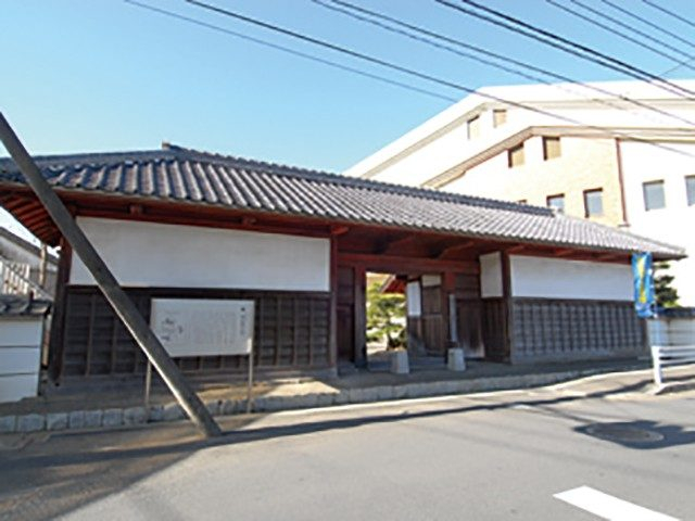 土浦で歴史を学ぶなら「郁文館正門」