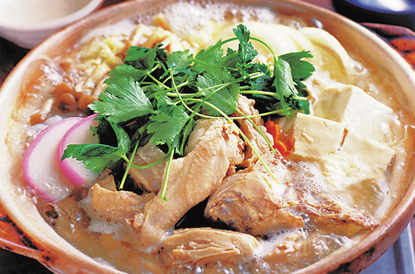 シャモ肉と野菜たっぷりの名物鍋料理「玉屋旅館」