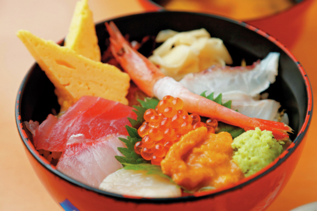 市場併設ならではの新鮮な海の幸を味わう「大津漁協直営 市場食堂」