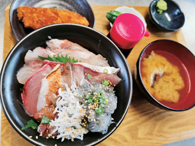 仕入れ状況で変化するリピーター大満足の逸品「まる佑」