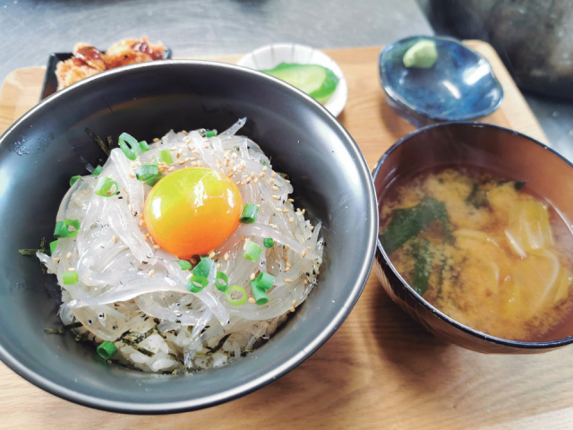 仕入れ状況で変化するリピーター大満足の逸品「まる佑」