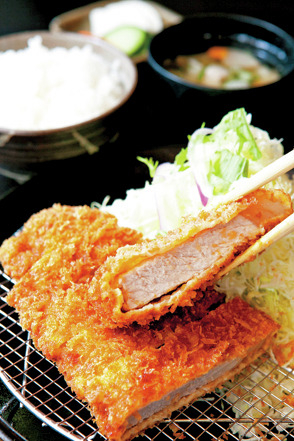 ジューシーなとんかつを秘伝のソースでいただく「とんかつ かつ吉」