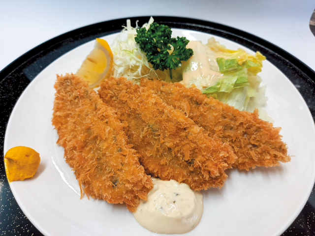 ボリューム満点の定食や丼が人気「かしわくら」