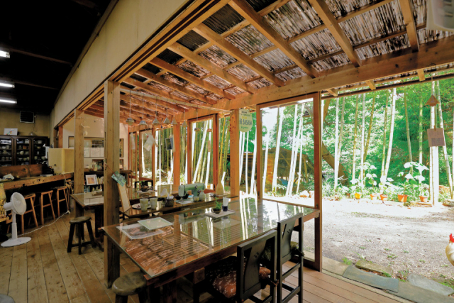 山の小道を歩いて到着する陶芸の工房に併設のカフェ「笹谷窯 Café SASAYA」