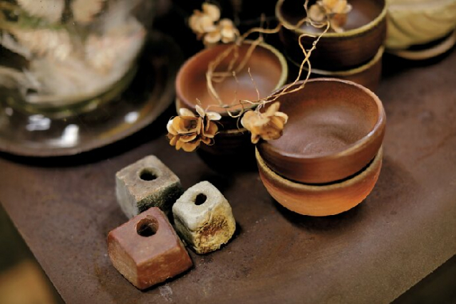 山の小道を歩いて到着する陶芸の工房に併設のカフェ「笹谷窯 Café SASAYA」