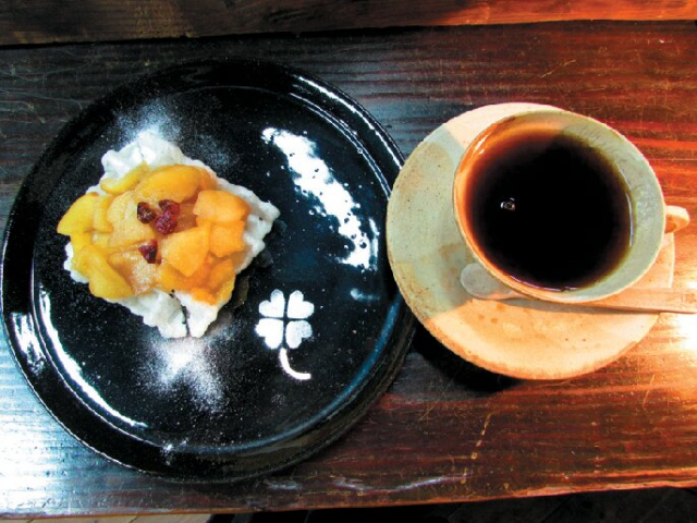 山の小道を歩いて到着する陶芸の工房に併設のカフェ「笹谷窯 Café SASAYA」