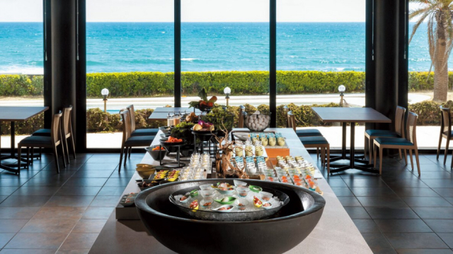 海辺の開放的なレストラン「THE GUNJO RESTAURANT」