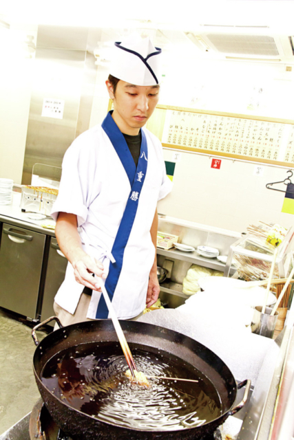 行列必至の人気店「八重勝」