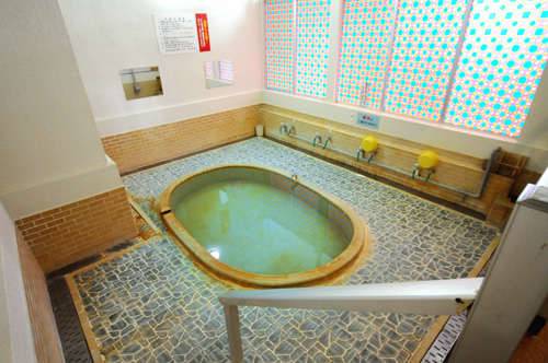 番台であつ湯かぬる湯かを選ぶ。料金別払いで各250円