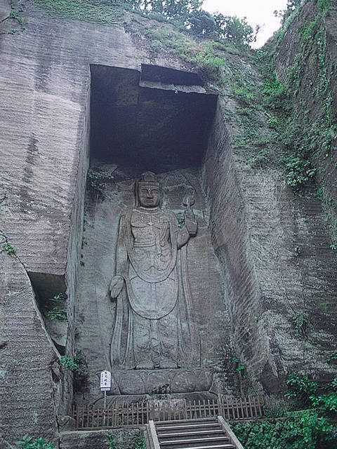 鋸山おすすめのコース② 陸海空の交通を守る巨大観音が絶壁に立つ「百尺観音」