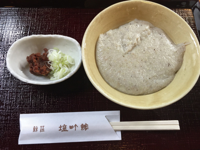 レトロな建物の中で絶品の粗挽きそばを「慈久庵 鯨荘 塩町館」