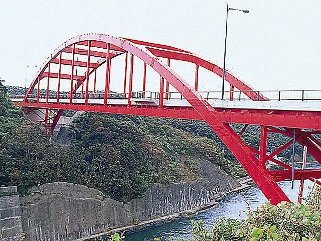 【対馬観光×モデルコース1】眼下にうず巻く潮流を眺める「万関橋」