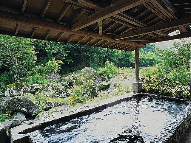 【耶馬渓紅葉ドライブ×立ち寄り温泉】山の風がここちよい露天風呂「若山温泉」