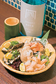 【大阪・ミナミの三大飲み屋街×座ウラ】貝好きにはたまらない! 磯の香り漂う貝料理専門店「牡蠣とかはまぐりとか 貝賊」