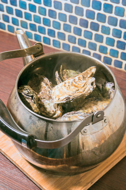 【大阪・ミナミの三大飲み屋街×座ウラ】貝好きにはたまらない! 磯の香り漂う貝料理専門店「牡蠣とかはまぐりとか 貝賊」