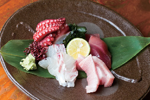 【大阪・ミナミの三大飲み屋街×ウラナンバ】シェフのこだわりと腕が冴えるうまい料理と酒でおもてなし「DININGあじと」